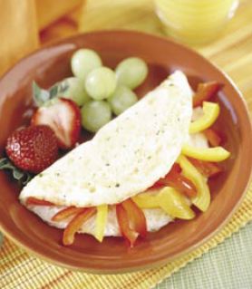 tortilla de huevo con pimentones rojos y amarillos